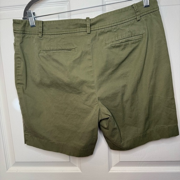 Talbots Women's Olive Green The Perfect Short Size 14 Petite GUC - Picture 2 of 4